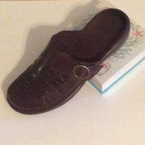 CLARKS, BROWN, LEATHER MULES W/BUCKLE, 8 1/2 WIDE ❤️